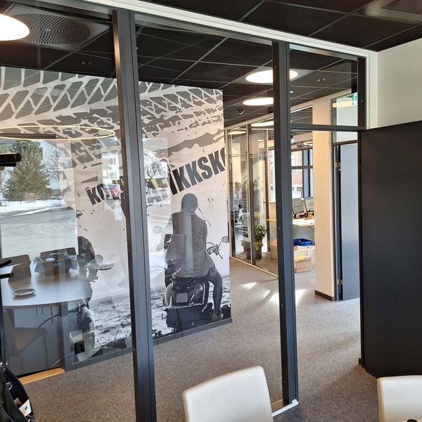 Glassvegger og profilveggen inne i lokalene